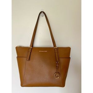 Michael Kors jet set large tote with top zip!